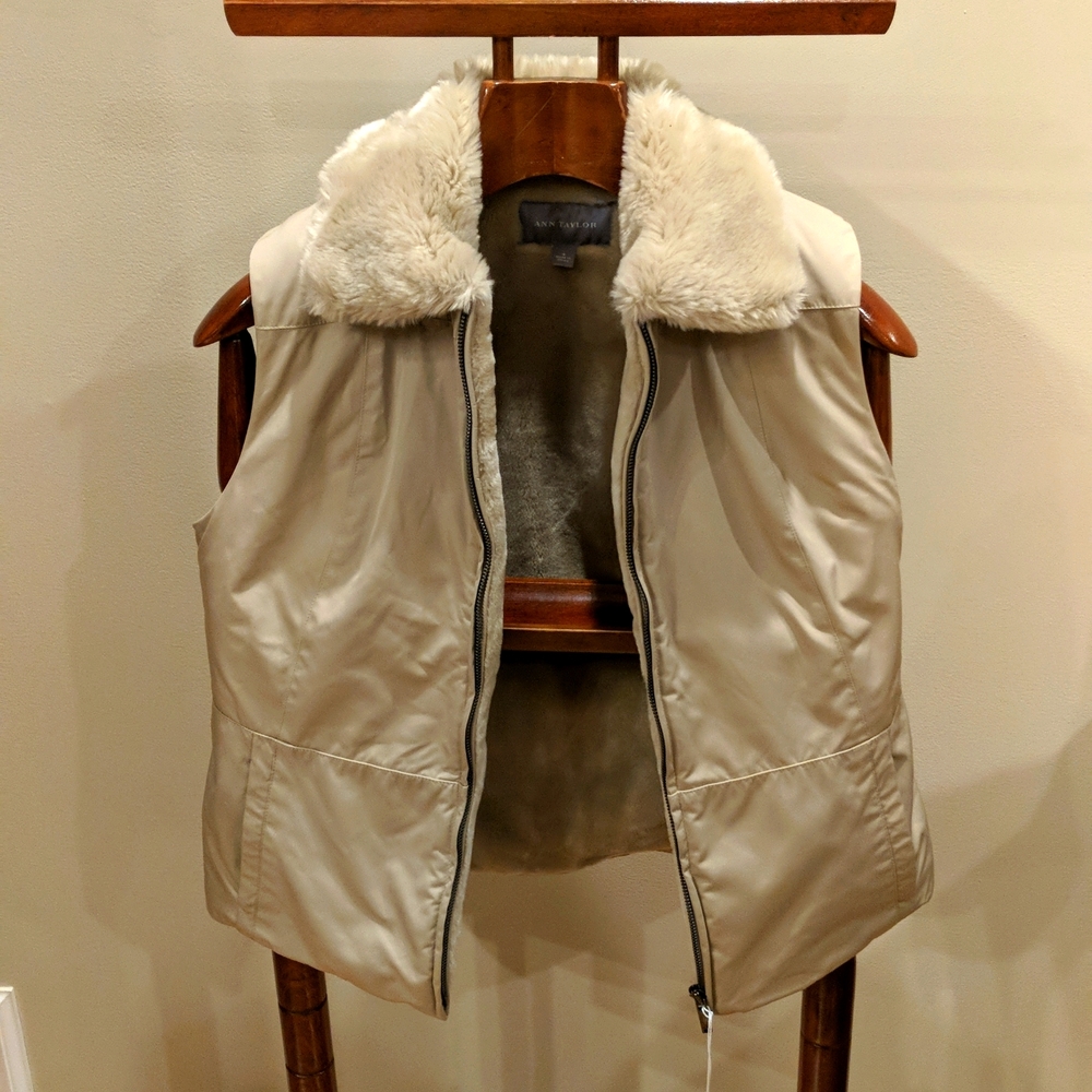 Ann Taylor Cream Faux fur collar puffer vest. Size S